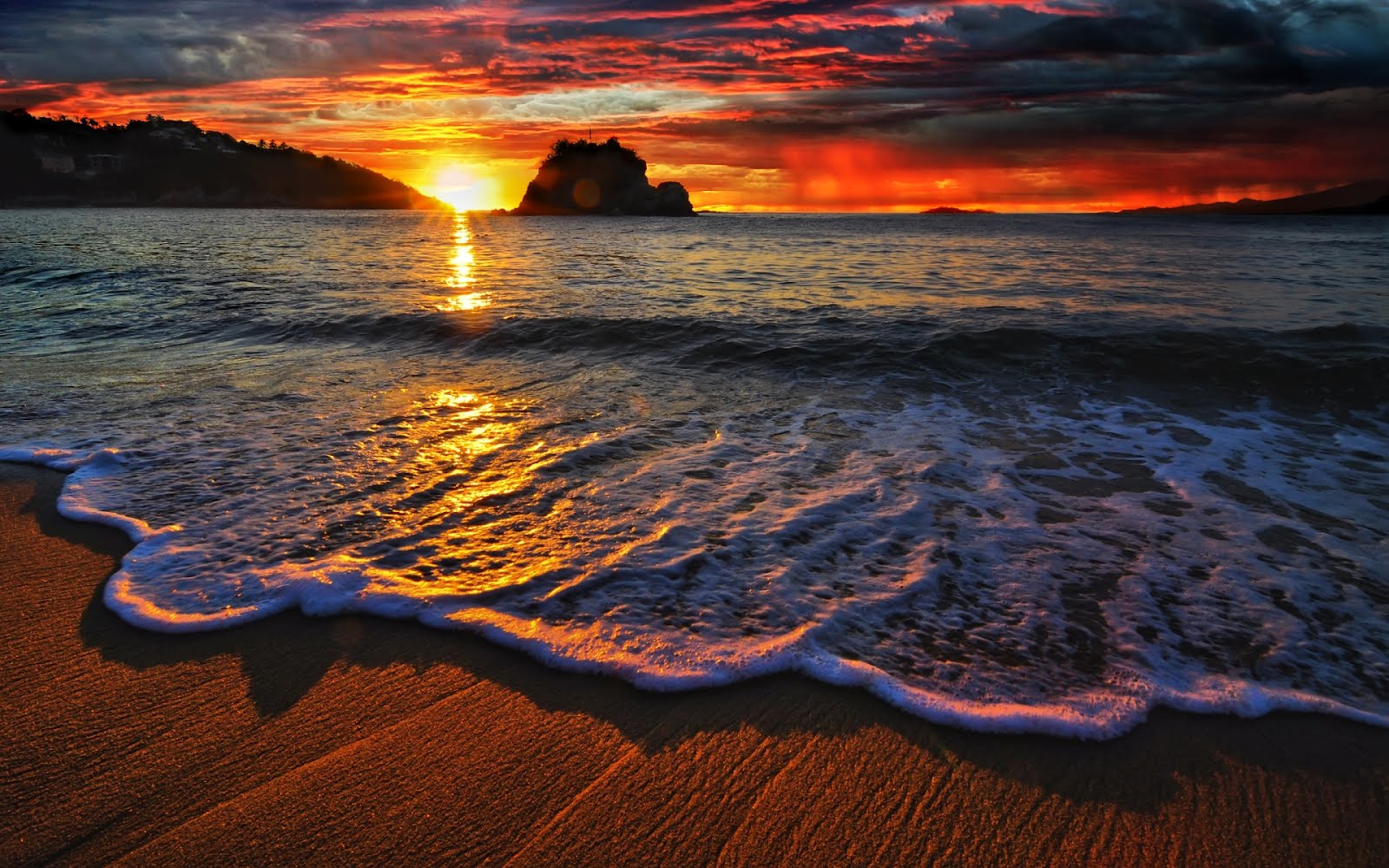 Atardecer sobre la bahía de Huatulco con el sol reflejado en el mar