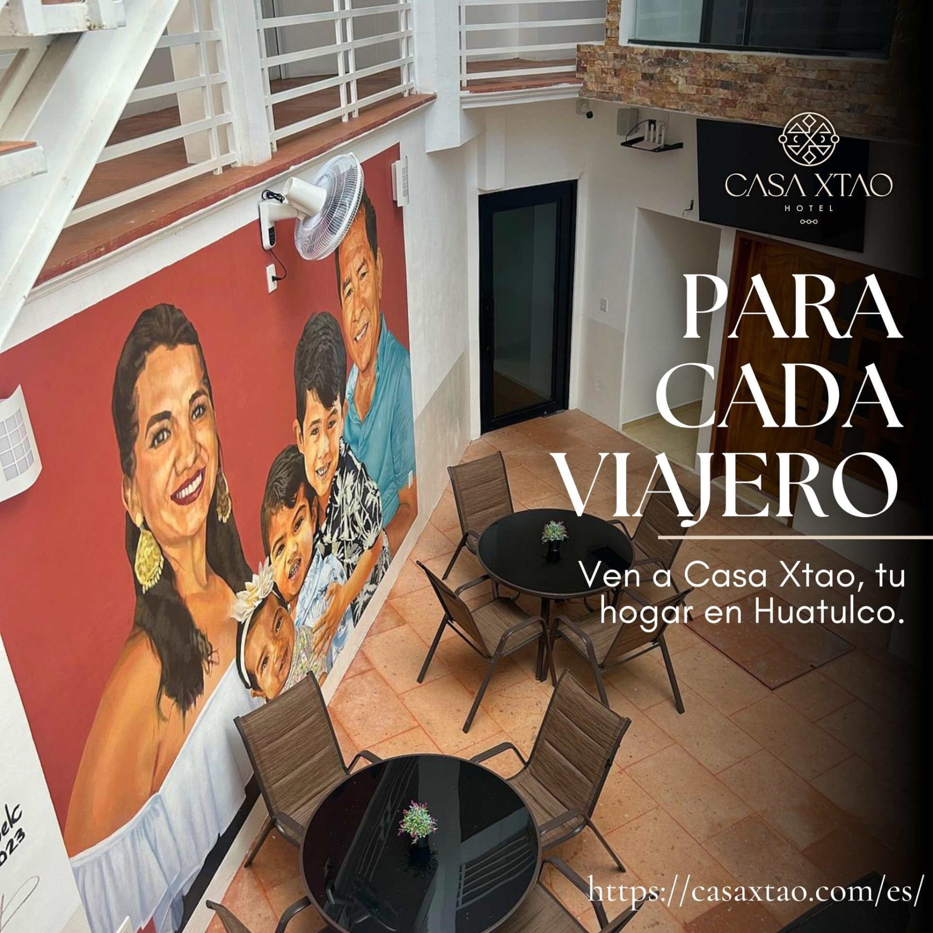 Patio de Casa Xtao con el mural y mesas para los huéspedes