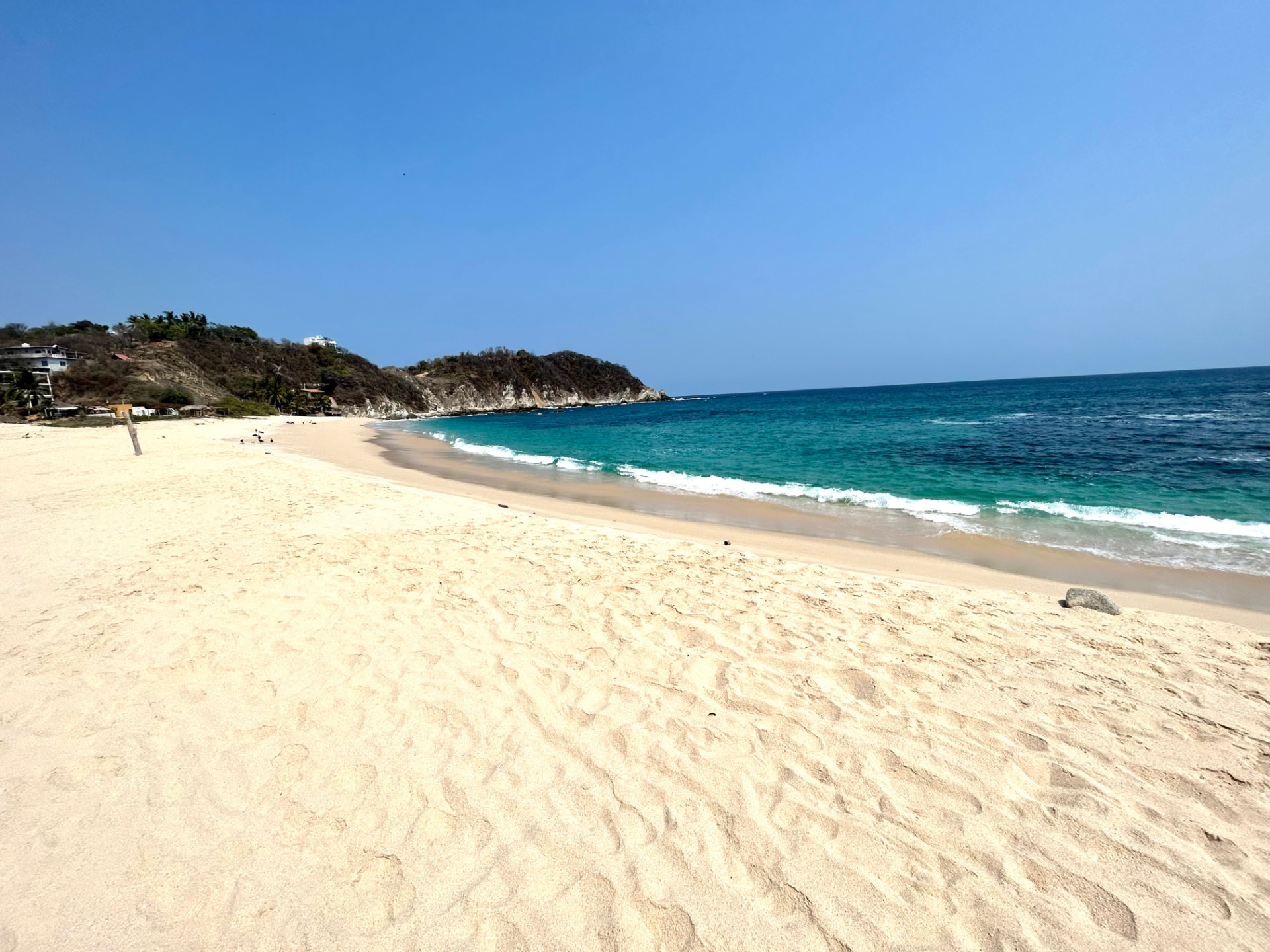 Playa de arena dorada y mar turquesa en Huatulco, Oaxaca
