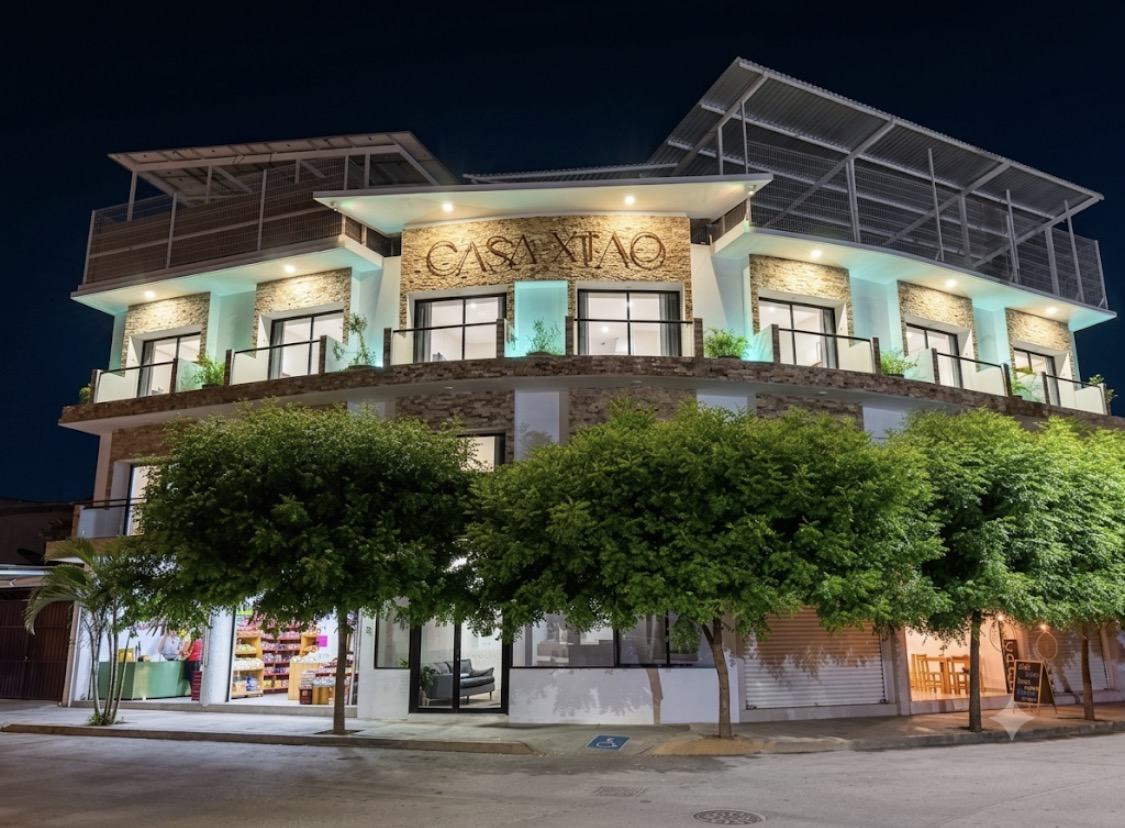 Fachada iluminada del Hotel Casa Xtao en Huatulco, Oaxaca